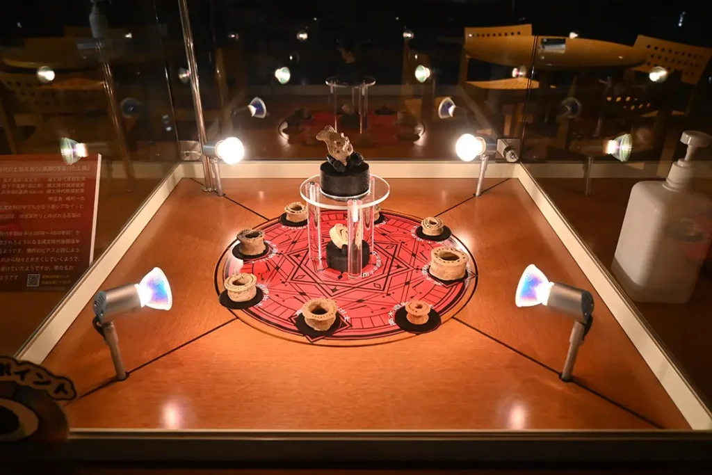 縄文時代の耳飾りと土偶を展示中