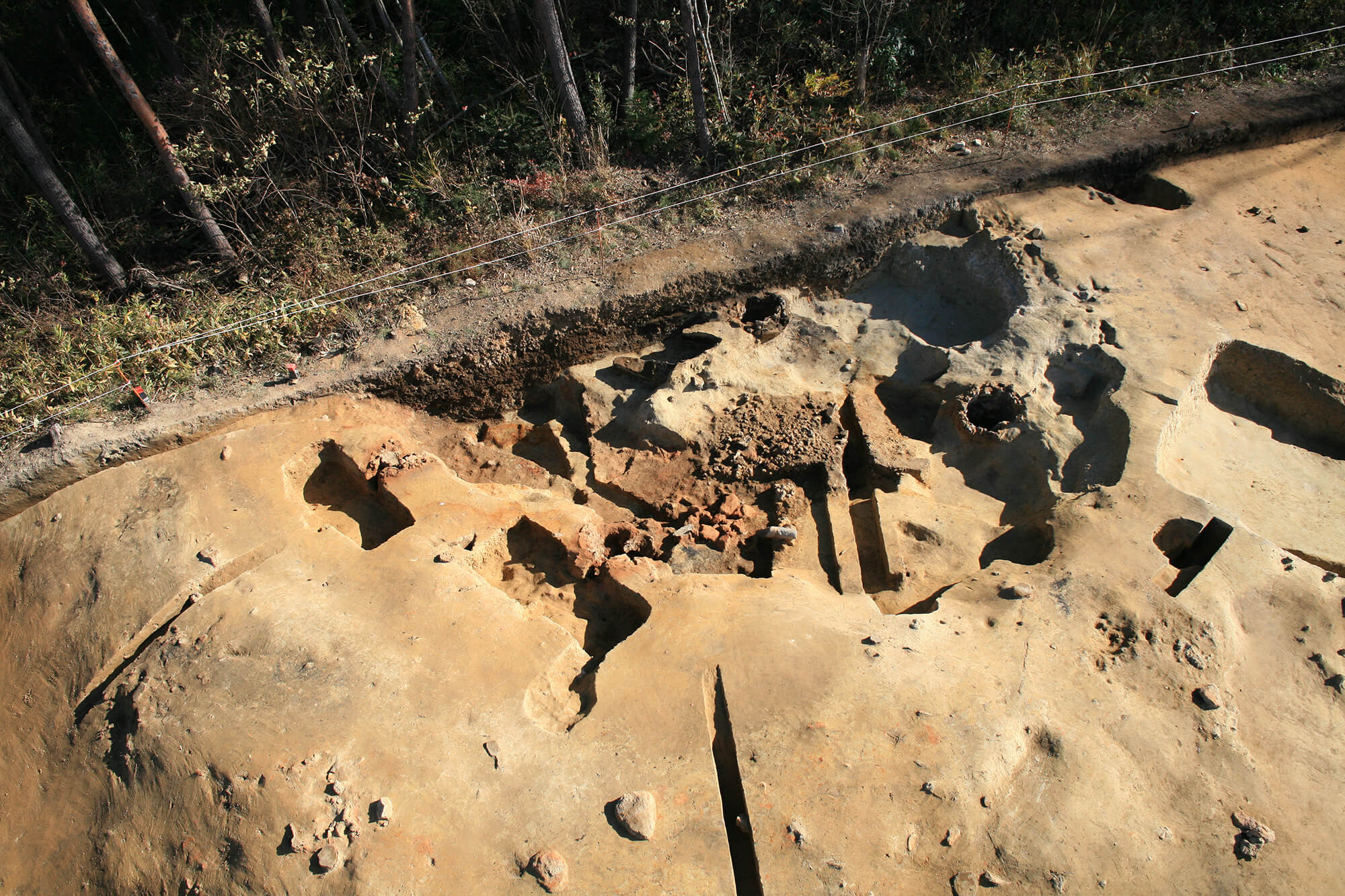 環状盛土の内側から発見された製鉄炉跡群