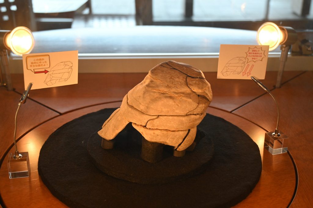 まほろんの敷地内から出土した石器を展示中。